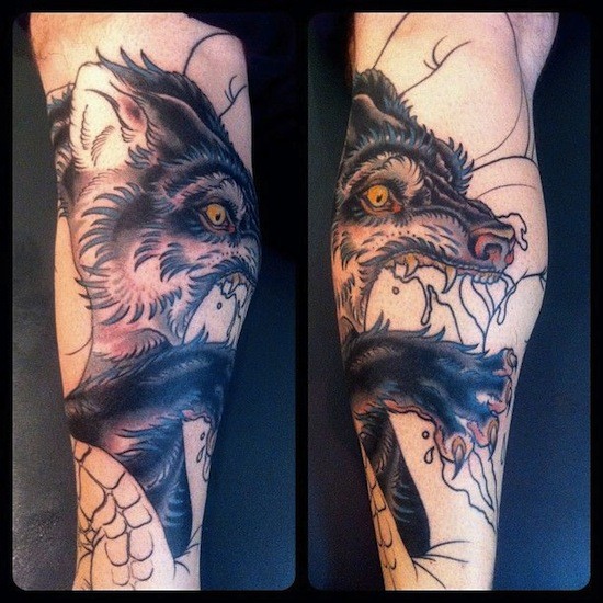 手臂现代传统风格的彩色魔狼纹身图案