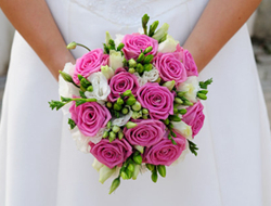 挑对捧花让新娘的婚纱更华美