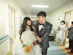 病房里拍摄的温馨婚纱照  会香成最美幸福新娘