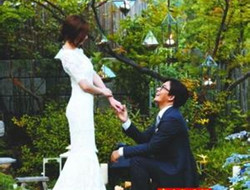 韩国演员裴勇俊和朴秀珍于昨天公开结婚