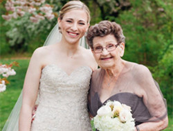 美国女子新婚请89岁高龄祖母当伴娘