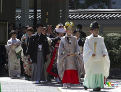 实拍日本传统婚礼 新郎新娘穿和服神社宣誓永不分