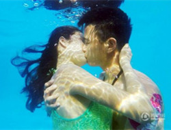 水下接吻大赛：结婚11年夫妻夺冠 吻了1分02秒