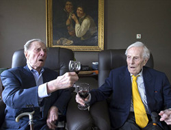 世界最年长双胞胎现年102岁 一直没有结婚
