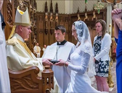 美国一名38岁女子与耶稣“结婚”并终生禁欲