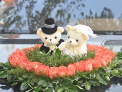 代表美好寓意的婚车鲜花装饰