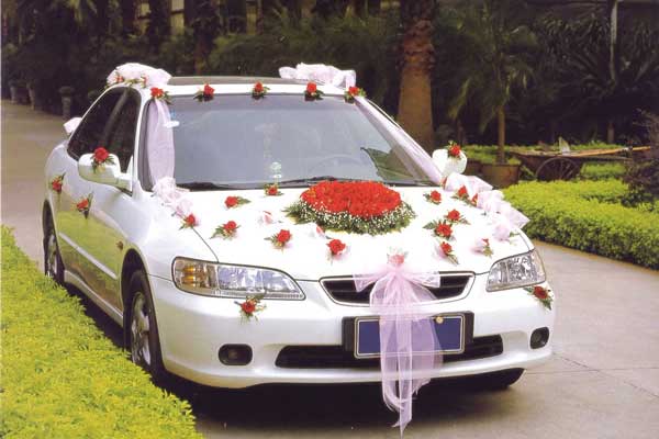 婚礼花艺：婚车鲜花装饰的形式及注意事项
