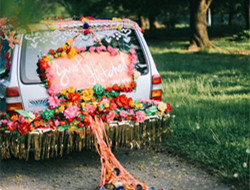 迎接漂亮的新娘 鲜花婚车布置图片