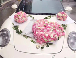 浪漫婚礼 婚车心形鲜花装饰图片