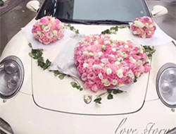 婚车上的浪漫花朵造型