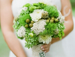 绿色手捧花为婚礼增添纯朴森林风