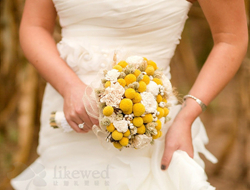 新娘手捧花几束不同色彩的鲜花手捧花