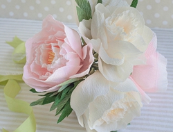 DIY绉纸牡丹：对这些牡丹花瓣做的婚礼桌花