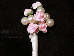 春天的新娘手捧花，粉红色的纸玫瑰和珍珠的搭配