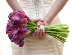唯美白色花朵婚礼上的手捧花欣赏