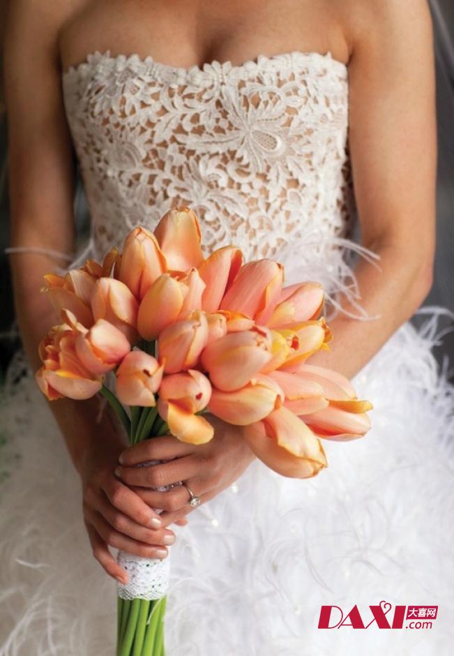 漂亮的郁金香元素新娘手捧花