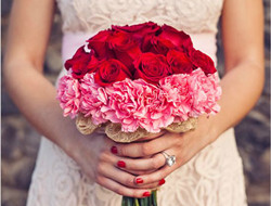 代表着炙热的爱情 红玫瑰手捧花图片
