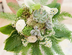 举办一场清新自然的婚礼 绿色手捧花