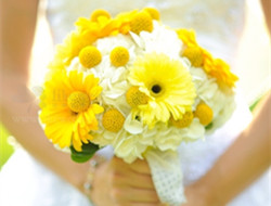 暖暖的都是爱 明亮鲜艳的黄色新娘手捧花