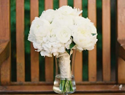 完美象征纯洁爱情 新娘白色手捧花