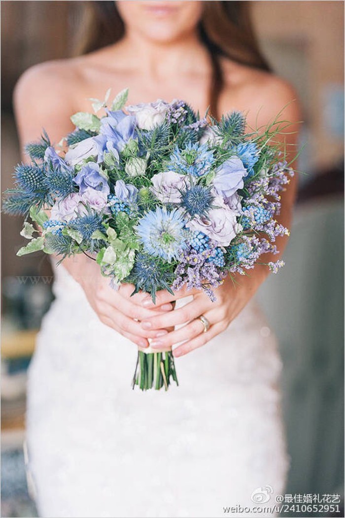 最好的依据就是这些蓝色调元素的新娘手捧花。