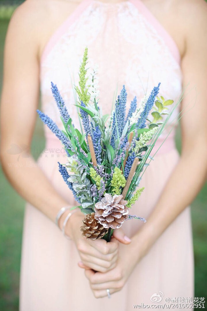 最好的依据就是这些蓝色调元素的新娘手捧花。