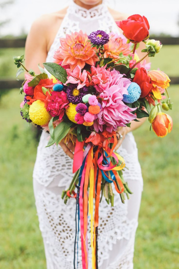 七彩颜色的捧花绝对是你的好选择。缤纷的颜色，让你的春季婚礼更有乐趣。