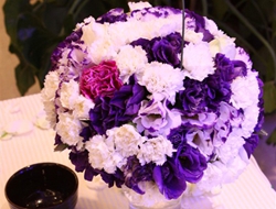 餐桌上的花艺紫色和白色混塔个性唯美