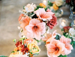 婚礼上喇叭花无论是桌花还是新娘手捧花都给冬季婚礼带来色彩
