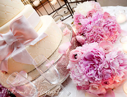 甜美精致的粉色婚礼梦幻浪漫花艺和蛋糕很漂亮