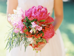 亮丽的花艺作品，手捧花、胸花和桌花时尚婚礼