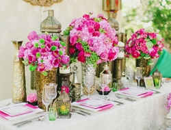 摩洛哥风格十足的金色器皿与桃红色的婚礼现场花艺搭配