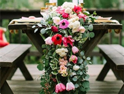 震撼全场的鲜花长桌巾 桌面上的秘密花园