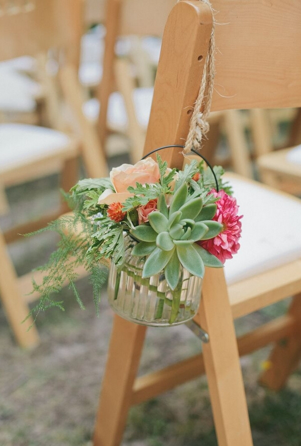 创意婚礼现场布置,多肉植物椅背装饰图片