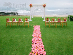 户外婚礼仪式通道 用花瓣装饰的浪漫