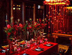 红红火火的喜庆气氛 中式婚礼现场花艺布置图片