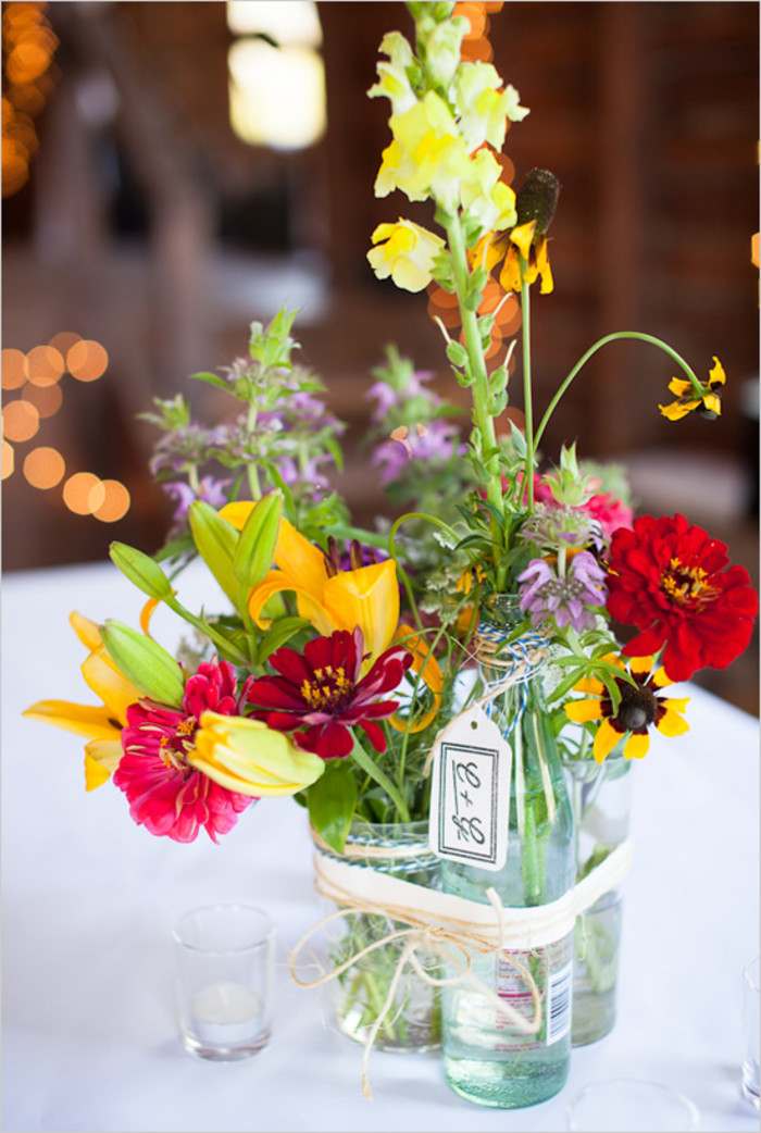 婚礼花艺-普通玻璃瓶作为花瓶的花艺