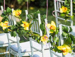 婚礼上的椅背鲜花装饰图片