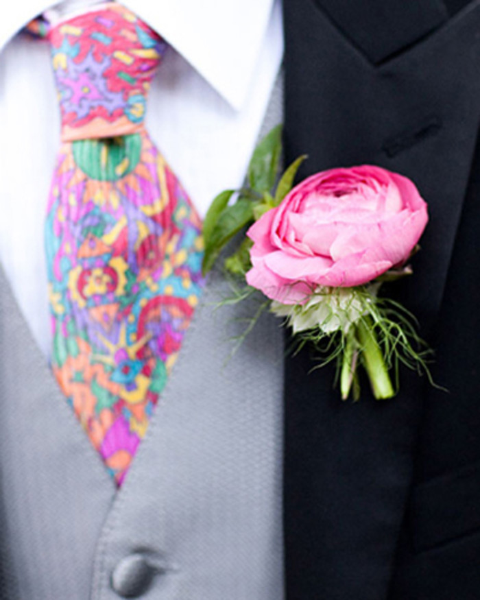 一个独立的粉红色牡丹胸花与强势的Pucci风格搭配赢得最佳胸花领子组合。