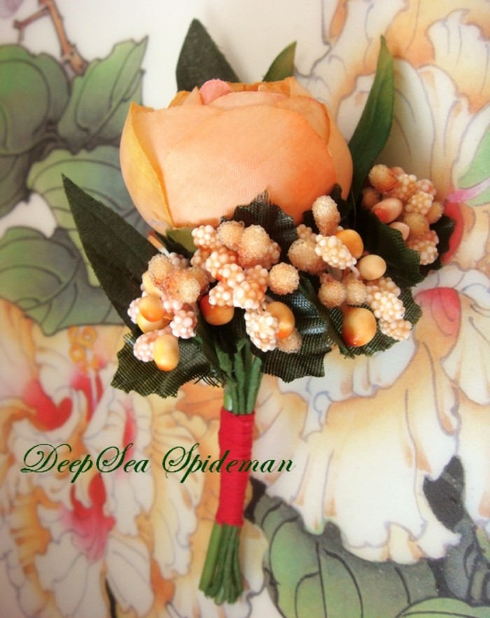 婚礼仿真胸花,婚礼结束后还能插到花瓶里,在将来的日子回忆婚礼当天的美好。