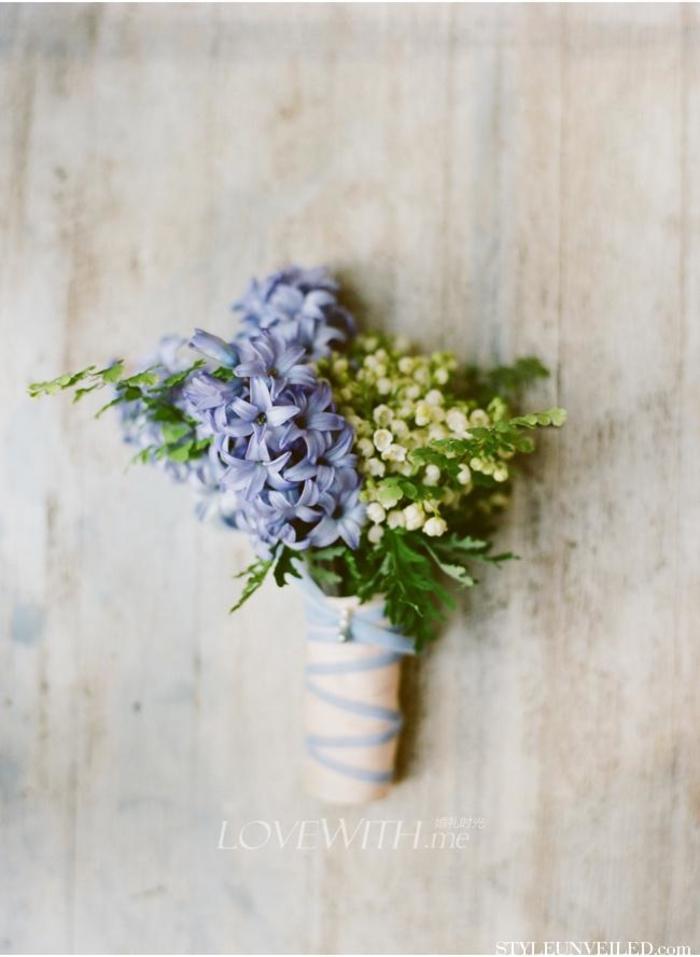 在英国，蓝色风信子一直是婚礼中新娘捧花或新郎胸花不可或缺的，它代表新人的纯洁，祈望带来幸福。