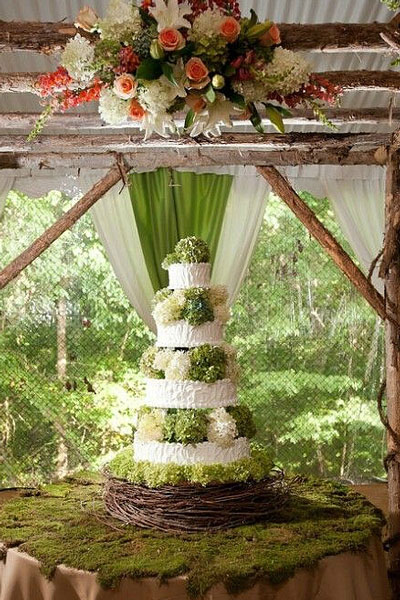 森系婚礼必备 苔藓绿植装饰的西式餐桌