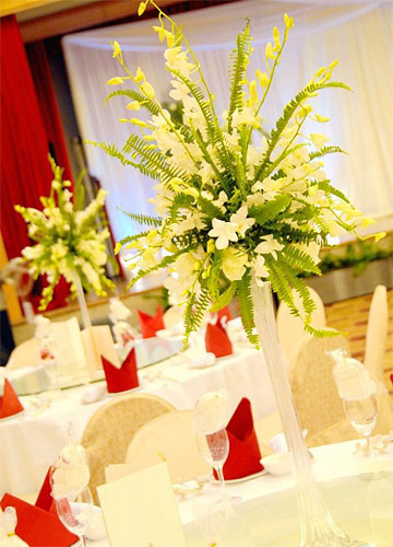 增加婚礼浪漫感 发散性桌花的花材及造型