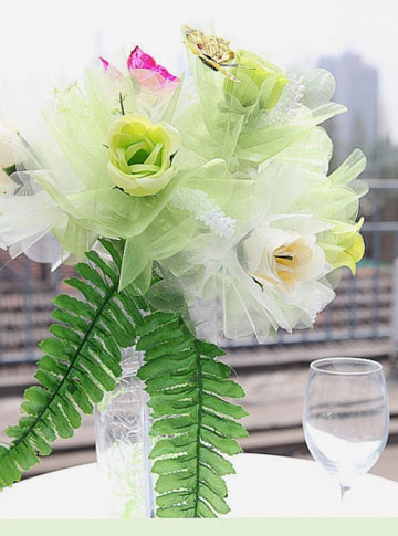 婚礼上用玫瑰布置出非常温馨的桌花