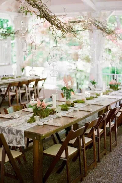 森系婚礼必备 苔藓绿植装饰的西式餐桌