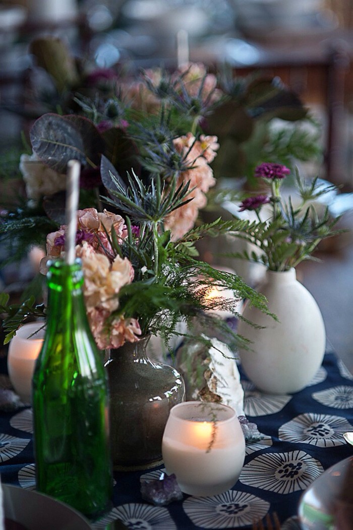 婚礼上的餐桌布置可以说每桌都不一样，在主色调是黑、红、白的基础上，设计出了3种不同风格的餐桌。奢华大气风的餐桌，利用纯黑的餐具酒杯和暗红色的玫瑰形成对比，搭配银白色亮片桌布和隐约闪烁的烛光，一种低调的奢华雅致感油然而生。小清新风的餐桌，黑色皱纹布做桌布，搭配黑色餐具、淡紫色餐巾盒透明酒杯，利用淡粉色玫瑰、大丽菊、风信子和透明烛台营造出了清新的感觉。优雅系的餐桌则选择了香槟色桌布和酒杯，搭配白色金边餐具，桌花则简单的用了黑色的树枝和深紫色的菊花、玫瑰做点缀，整个感觉简单又高贵。