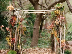 秋天户外自然森林婚礼场景布置摄影照片