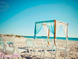 蓝色海滩户外婚礼仪式现场布置摄影图片