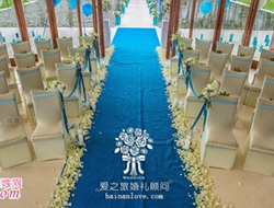 蓝天白云衬着洁白的婚纱蓝的大海婚礼场景摄影
