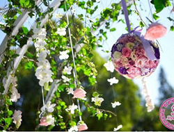 户外草坪婚礼美丽鲜花球让婚礼显得格外浪漫